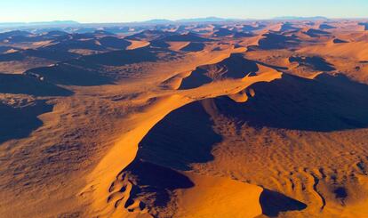 Las dunas rojas del desierto del Namib, vistas desde una avioneta