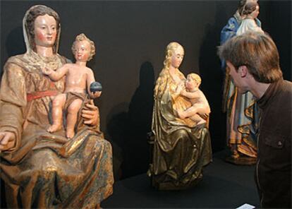 Un joven contempla varias de las tallas que se exponen en el Museo Diocesano de San Sebastián.