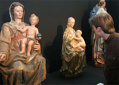 Un joven contempla varias de las tallas  que se exponen en el Museo Diocesano de San Sebastián.