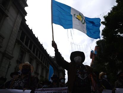 Autoridades indígenas de Guatemala protestan contra del presidente del país, Alejandro Giammattei, el pasado 24 de noviembre.