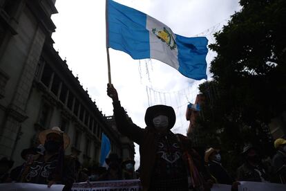 Autoridades indígenas de Guatemala protestan contra del presidente del país, Alejandro Giammattei, el pasado 24 de noviembre.