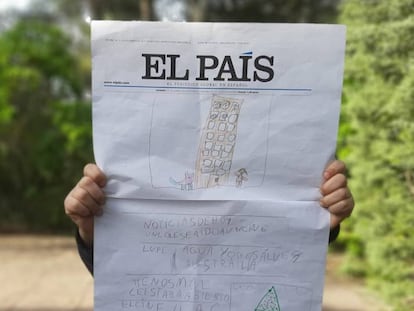 Un niño participante en el taller de periodismo enseña su portada de EL PAÍS. 