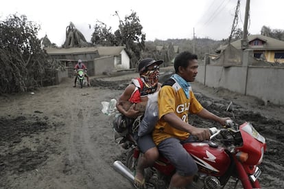 A erupção do vulcão Taal nas Filipinas forçou a evacuação de mais de 30.000 pessoas nos municípios vizinhos, enquanto as cinzas já chegam a Manila, capital do país, localizada a cerca de 60 quilômetros. Na foto, vários moradores deixam sua vila coberta de cinzas, nesta terça-feira.