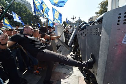 Los nacionalistas, que se concentraron junto a la Rada, protestaban por una disposición transitoria sobre un "régimen especial de autogobierno en determinadas zonas de las regiones de Donetsk y Lugansk" contenida en las enmiendas.