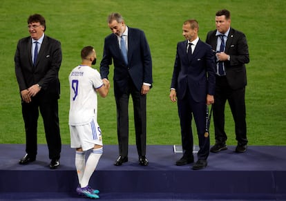 Felipe VI saluda a Benzema durante la ceremonia de entrega de trofeos.