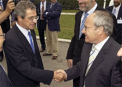 César Alierta saluda al ministro de Industria, José Montilla, el pasado 30 de agosto en Santander.
