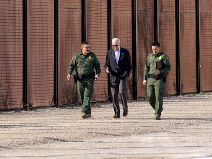 Joe Biden habla con oficiales de la patrulla fronteriza en El Paso (Texas), en enero de 2023.