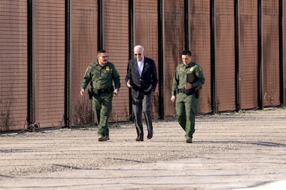 Joe Biden habla con oficiales de la patrulla fronteriza en El Paso (Texas), en enero de 2023.