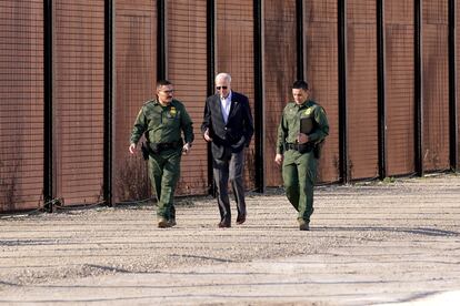 Joe Biden habla con oficiales de la patrulla fronteriza en El Paso (Texas), en enero de 2023.