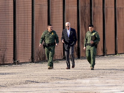 Joe Biden habla con oficiales de la patrulla fronteriza en El Paso (Texas), en enero de 2023.