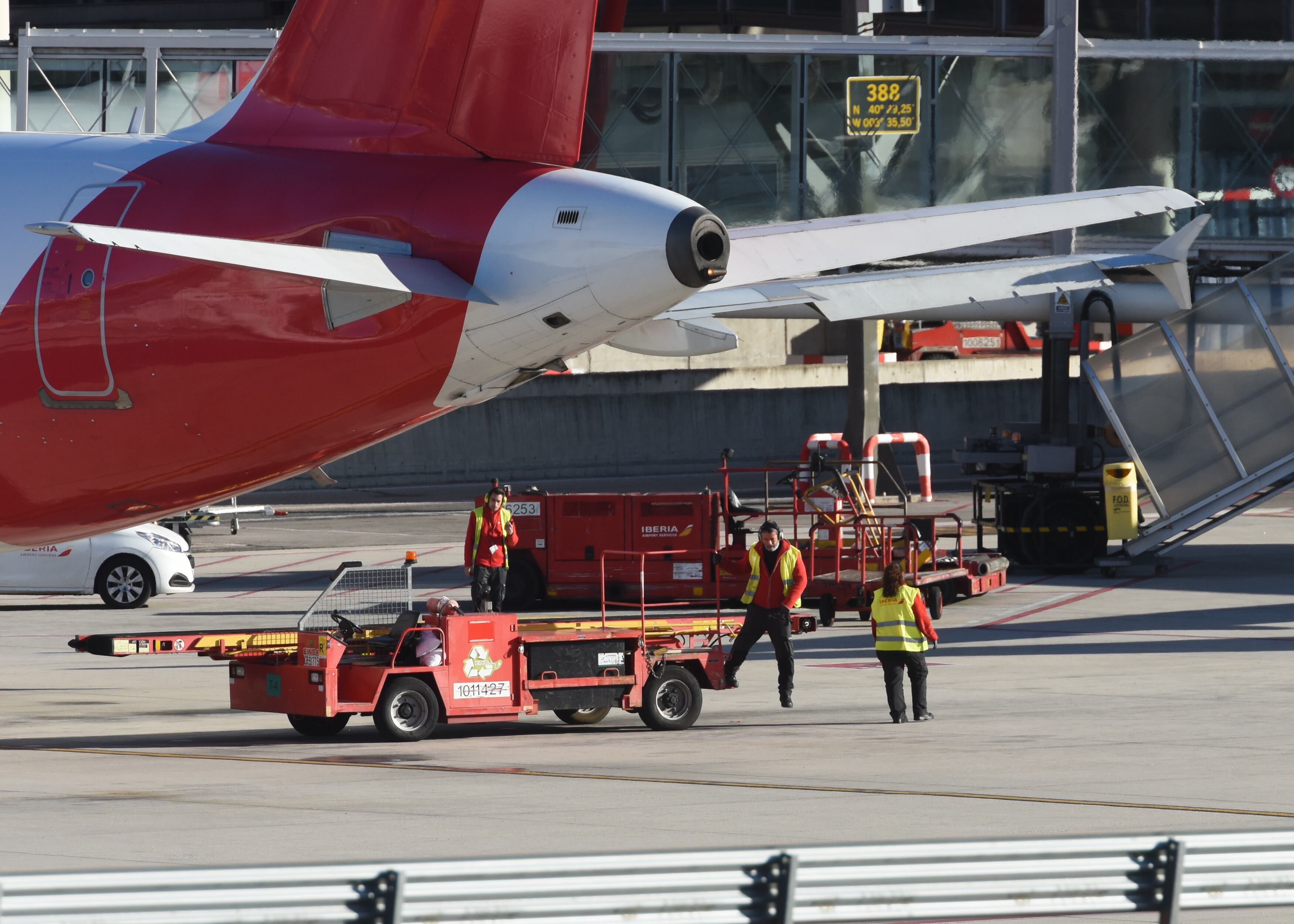 Trabajadores durante la huelga del handling de Iberia, este domingo en el en el aeropuerto Adolfo Suárez Madrid-Barajas.