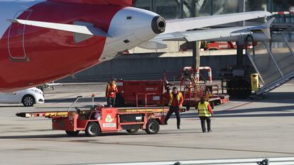 Trabajadores durante la huelga del handling de Iberia convocada por UGT y CCOO en el en el aeropuerto Adolfo Suárez Madrid-Barajas, a 7 de enero de 2024, en Madrid