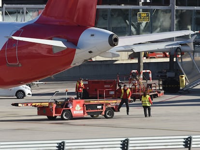 Trabajadores durante la huelga del handling de Iberia convocada por UGT y CCOO en el en el aeropuerto Adolfo Suárez Madrid-Barajas, a 7 de enero de 2024, en Madrid