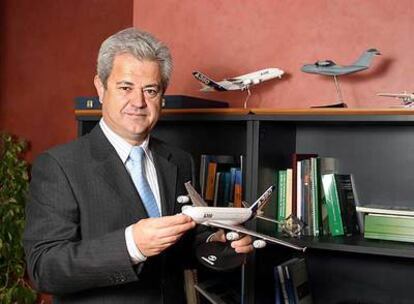 Francisco Vallejo, consejero de Innovación, Ciencia y Empresa de la Junta de Andalucía, con una maqueta de Airbus.