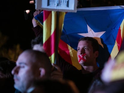 Concentracion por la libertat de los presos politicos tras el encarcelamiento de Junqueras y siete consejeros de Puigdemont.