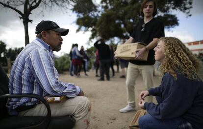 Un inmigrante indocumentado de México conversa con una voluntaria en San Diego.