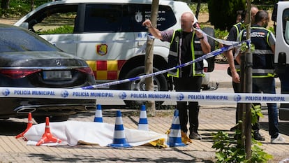 La Policía Nacional trabaja frente al colegio de Madrid donde fue asesinado Andréi Portnov, de 52 años, el 21 de mayo.