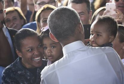 Obama saluda a las familias que viven en la base naval de Rota