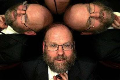 Ian Wilmut, reflejado en un espejo durante la conferencia de prensa en Edimburgo, ayer.