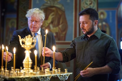 Boris Johnson (a la izquierda) y Volodímir Zelenski encienden velas en el monasterio de San Miguel de las Cúpulas Doradas, este viernes en Kiev.