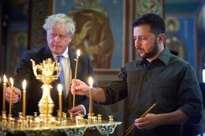 Boris Johnson (a la izquierda) y Volodímir Zelenski encienden velas en el monasterio de San Miguel de las Cúpulas Doradas, este viernes en Kiev.