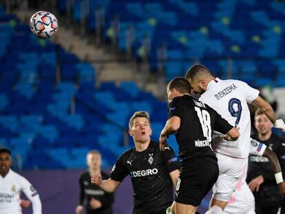 Benzema marca un gol de cabeza al Gladbach en Liga de Campeones.