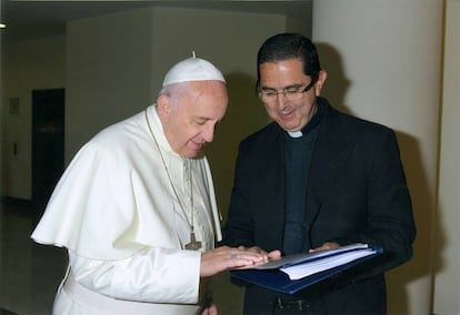 Víctor Urrestarazu, Vicario Regional del Opus Dei en Argentina, Paraguay y Bolivia, acompañado del Papa Francisco, en una imagen de archivo.