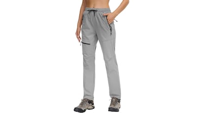 Estos pantalones de senderismo para mujer son la mejor opción para tus escapadas a la montaña este verano.