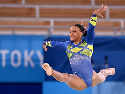 Rebeca Andrade durante la final del concurso completo de gimnasia artística.