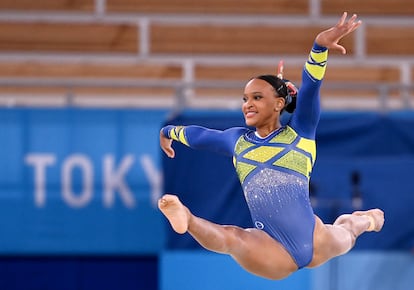 Rebeca Andrade durante la final del concurso completo de gimnasia artística.