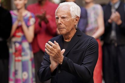 ¿Quién es? Giorgio Armani. ¿A cuánto asciende su patrimonio? 8.000 millones de euros. ¿Cómo amasó su fortuna? El italiano libra su propia batalla personal con Ralph Lauren por presumir del título de diseñador de moda más acaudalado sobre el planeta. Sin embargo, Armani no se cree que Forbes le denomine como la tercera persona más rica de toda Italia: “Debe haber gente escondiendo cosas”.