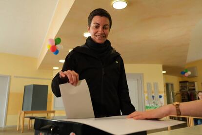 La líder de Los Verdes, Ska Kelller, deposita su voto en Berlín para las elecciones europeas.