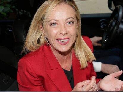 Giorgia Meloni sonríe desde el interior de un coche tras salir de la sede de su partido en Roma, este martes.