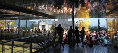 Espectadores asisten a un concierto dentro del ciclo dedicado a la música electrónica que se celebra los domingos por la noche en La Casa Encendida.