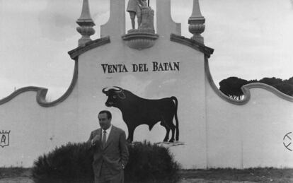 Un hombre posa delante de la Venta del Batán en 1957.