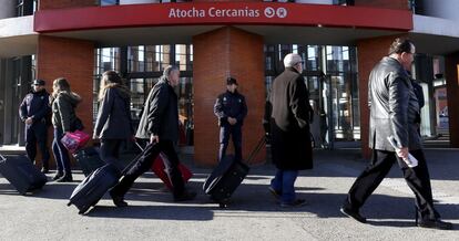 Exterior de la estación de Atocha (Madrid) vigilada por agentes de la Policía Nacional.