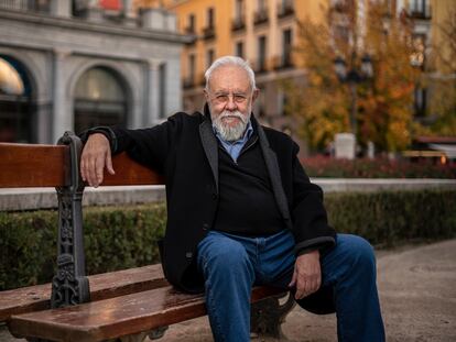 Gonzalo Suarez, escritor y director de cine fotografiado en la Plaza de Oriente, Madrid.