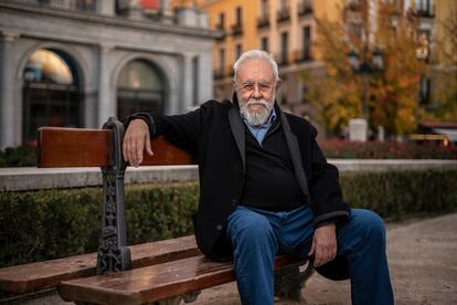 Gonzalo Suarez, escritor y director de cine fotografiado en la Plaza de Oriente, Madrid.