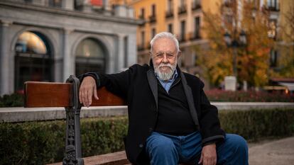 Gonzalo Suarez, escritor y director de cine fotografiado en la Plaza de Oriente, Madrid.