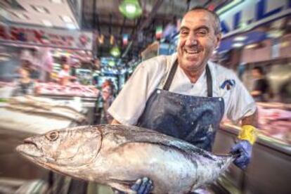 Un pescadero en el mercado de la Esperanza de Santander. 
