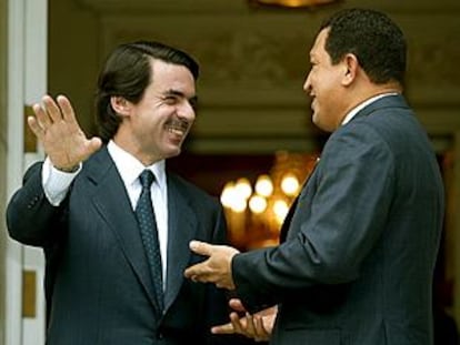 Aznar y Chávez, antes de comenzar su reunión.
