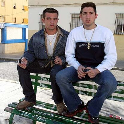 Jaime Reyes y Carmelo Rodríguez, en la plaza Juan XXIII de Huelva.