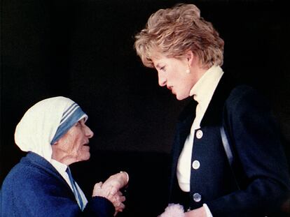 Diana de Gales saluda a Teresa de Calcuta durante su encuentro en Roma, en febrero de 1992.