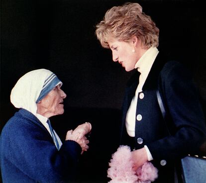 Diana de Gales saluda a Teresa de Calcuta durante su encuentro en Roma, en febrero de 1992.