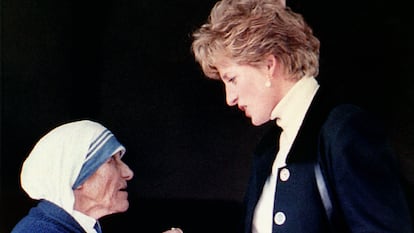 Diana de Gales saluda a Teresa de Calcuta durante su encuentro en Roma, en febrero de 1992.