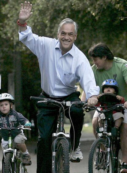Sebastián Piñera pasea en bicicleta por Santiago de Chile el 17 de enero de 2010, día de las elecciones presidenciales.