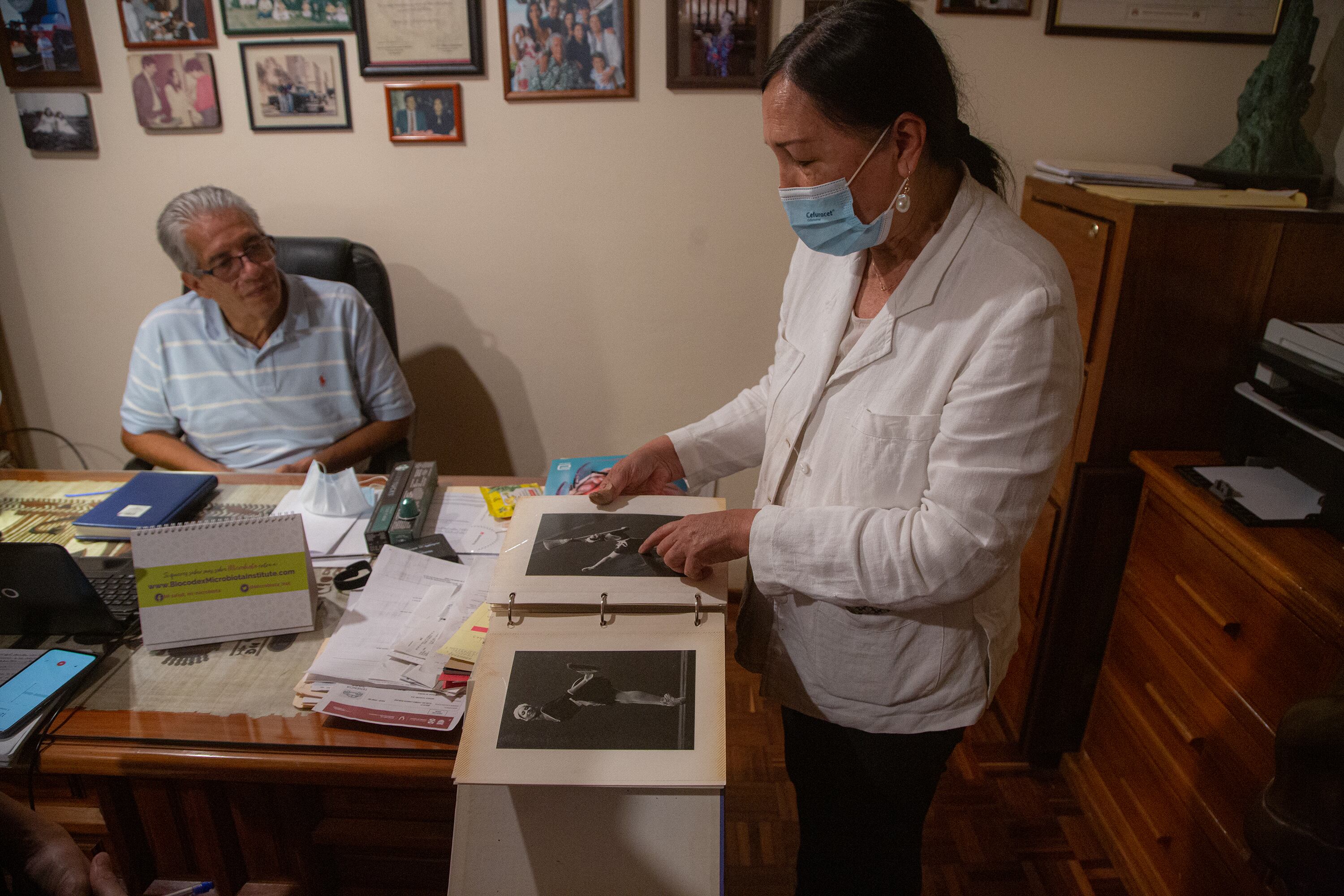 Los padres de la bailarina, Elisa y Miguel, muestran fotografías de su hija.