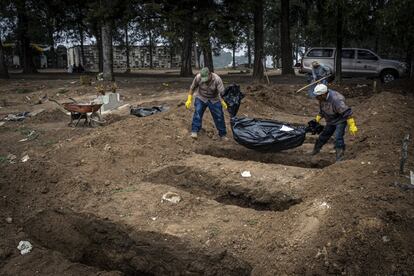 Trabajadores de un cementerio de Ciudad de Guatemala dan sepultura a varios cuerpos sin identificar. Cada semana reciben entre cinco y diez cadáveres anónimos.