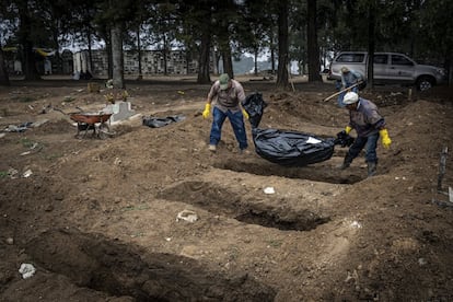 Trabajadores de un cementerio de Ciudad de Guatemala dan sepultura a varios cuerpos sin identificar. Cada semana reciben entre cinco y diez cadáveres anónimos.