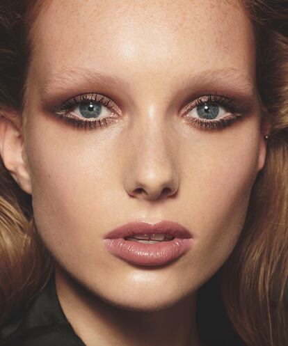 A la izquierda, en los ojos, se aplica el Highliner Glam Glitter, en tono Glitterbuf (22 €), para difuminarlo rápidamente con una brocha. Encima, sombras Omega Daddi-o y Perfect-o (24,90 €/c. u.), para crear un efecto de velo traslúcido. Polvos bronceadores Omega Bronze Tan tastic (45 €)
e iluminador Glow Stick
(38 €). En los labios, Enamored Gloss Stick Mocha Choco-lata (27,50 €). Todo de MARC JACOBS BEAUTY (de venta exclusiva en SEPHORA). Caftán de MM6 BY MAISON MARGIELA (c. p. v.).
